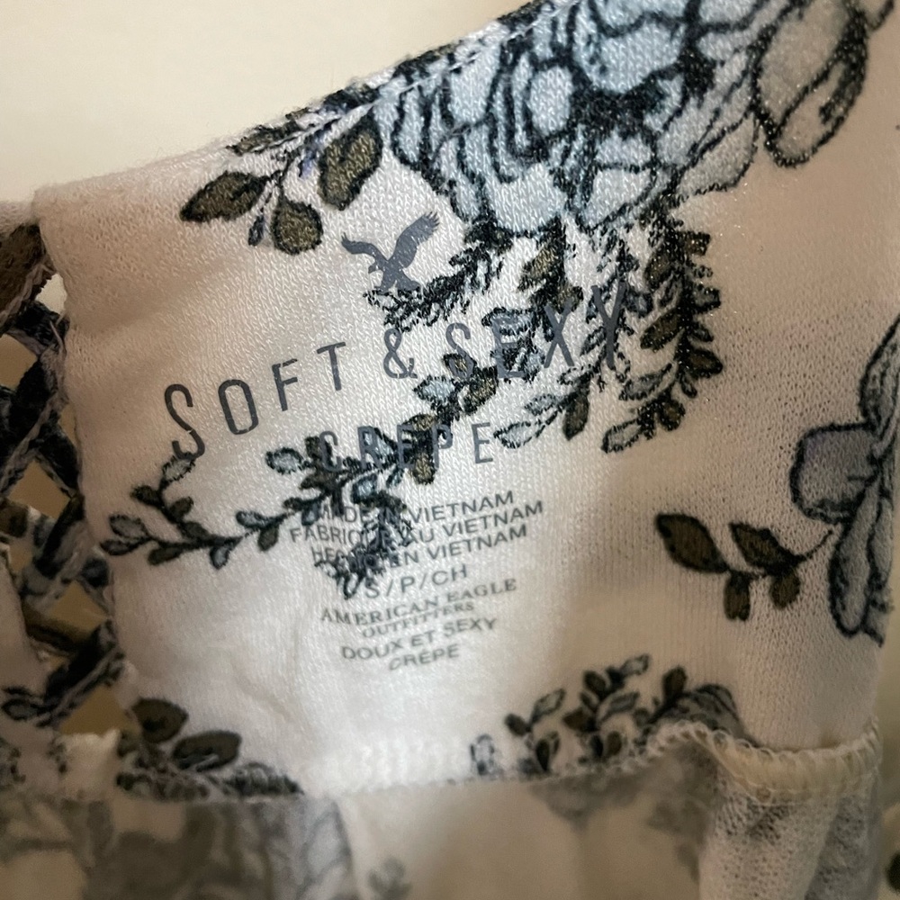 American Eagle tank top with a floral design. Size small - Picture 2 of 5